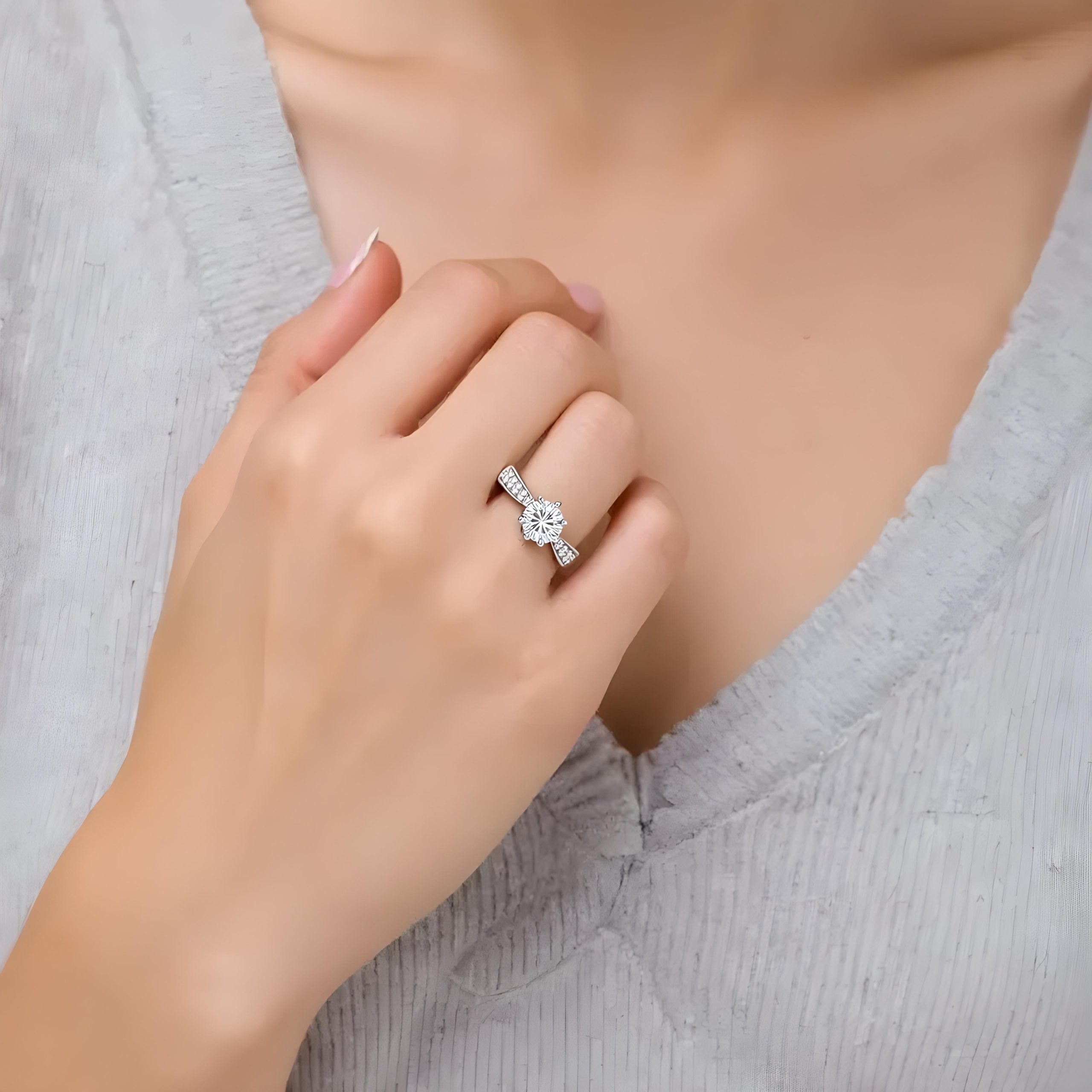 Nhẫn đơn giản, tinh tế tôn lên vẻ đẹp bàn tay nhỏ nhắn