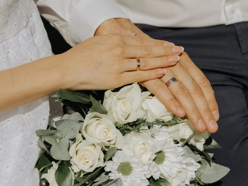 Đeo nhẫn ở ngón áp út thể hiện tình yêu sâu sắc cho nhau