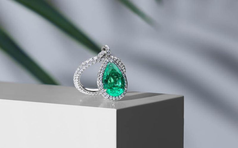 Đá màu dùng làm trang sức thường là đá ruby, sapphire, emerald, thạch anh
