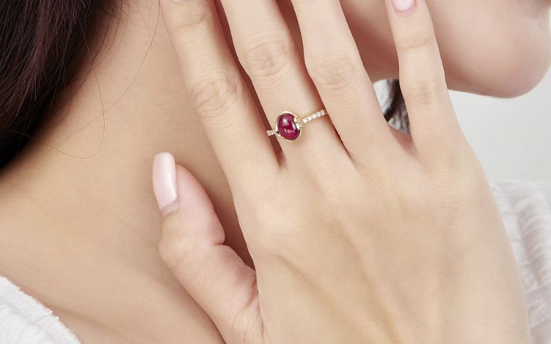 Tháo trang sức đá màu khi tiếp xúc với hóa chất để bảo vệ vẻ đẹp của đá.
