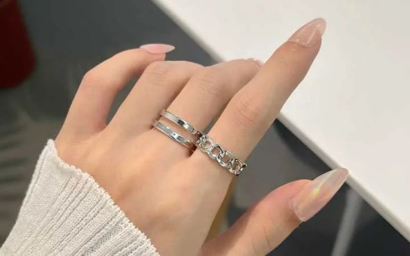 Nhẫn bạc khi kết hợp với đá quý hợp mệnh sẽ mang lại may mắn và tài lộc cho người đeo