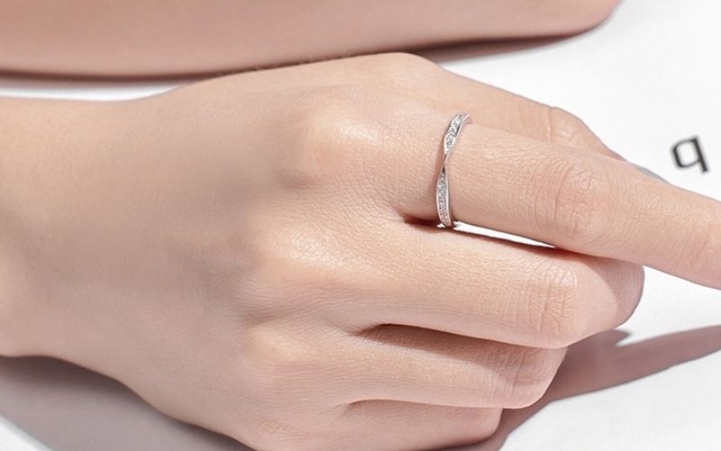 Đeo nhẫn bạc ở ngón trỏ giúp tăng cường sự tự tin, quyết đoán trong công việc