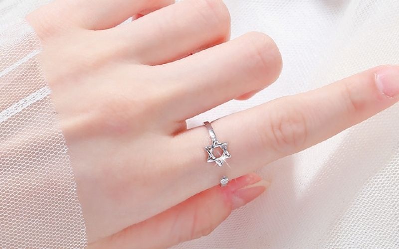 Nữ giới nên đeo nhẫn ở tay phải để thu hút may mắn, tình duyên