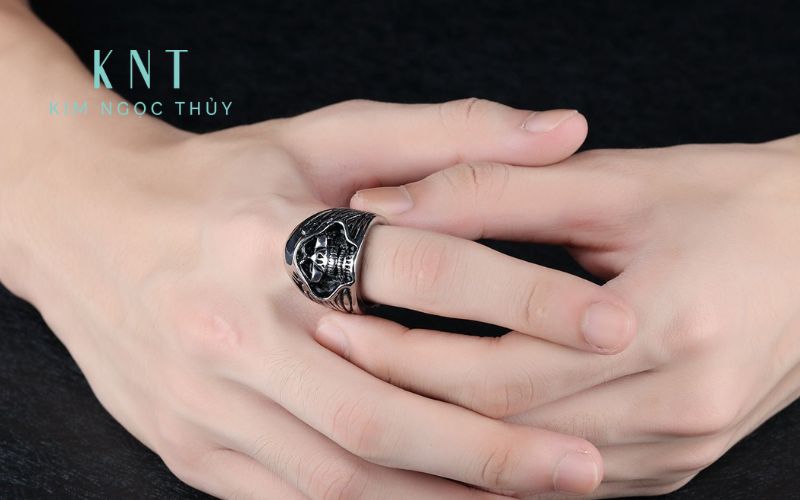 Với nam giới, ngón trỏ đeo nhẫn thường được xem là biểu tượng của sự mạnh mẽ, quyền lực và tham vọng