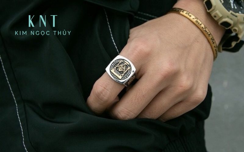 Nam giới chưa kết hôn đeo nhẫn ngón trỏ tay trái thể hiện bản thân, tập trung vào sự nghiệp và khẳng định cá tính