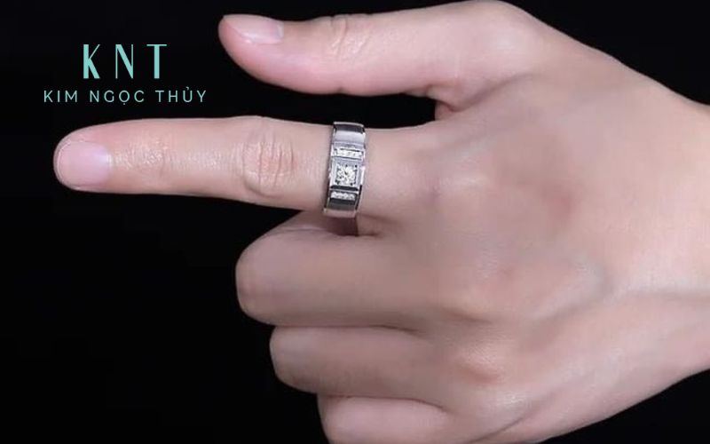 Nam mệnh kim có thể chọn nhẫn màu trắng, với chất liệu vàng, bạc, bạch kim cùng với các chi tiết kim loại 