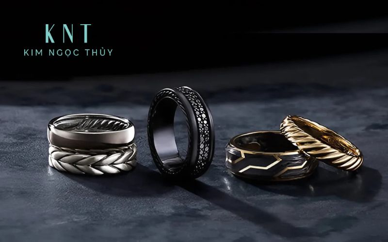 Chất liệu nhẫn không chỉ ảnh hưởng đến vẻ ngoài mà còn liên quan đến độ bền và giá cả của sản phẩm