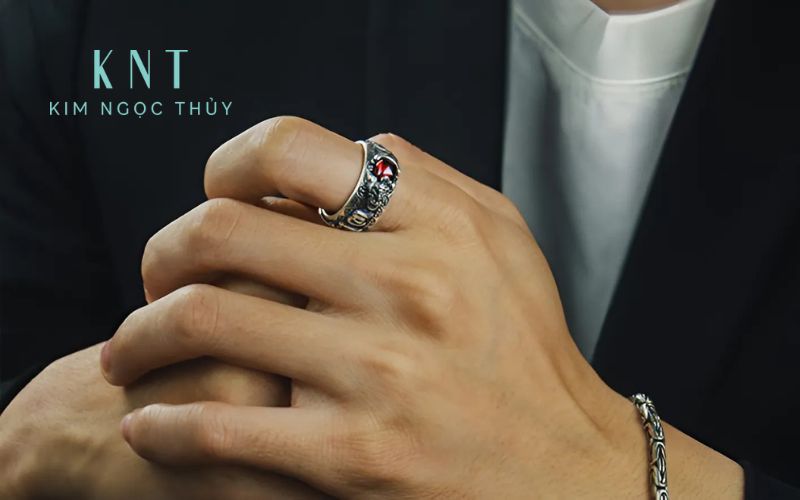 Bạn có thể đeo nhẫn trong những dịp quan trọng và phải thường xuyên vệ sinh nhẫn bằng khăn mềm