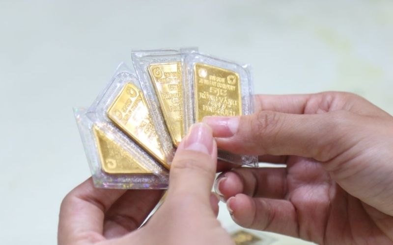 Theo Thông tư 11/2014/TT-NHNN, cá nhân không được phép mang theo vàng miếng, vàng nguyên liệu khi xuất cảnh bằng hộ chiếu