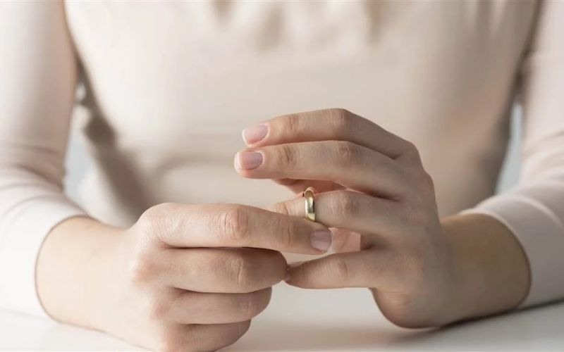 Ngay khi phát hiện các dấu hiệu dị ứng, hãy tháo ngay chiếc nhẫn ra khỏi tay