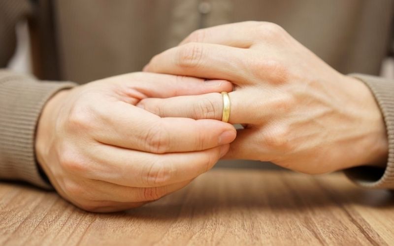 Bạn nên ưu tiên chọn nhẫn làm từ các chất liệu ít gây dị ứng như vàng 24K, vàng trắng