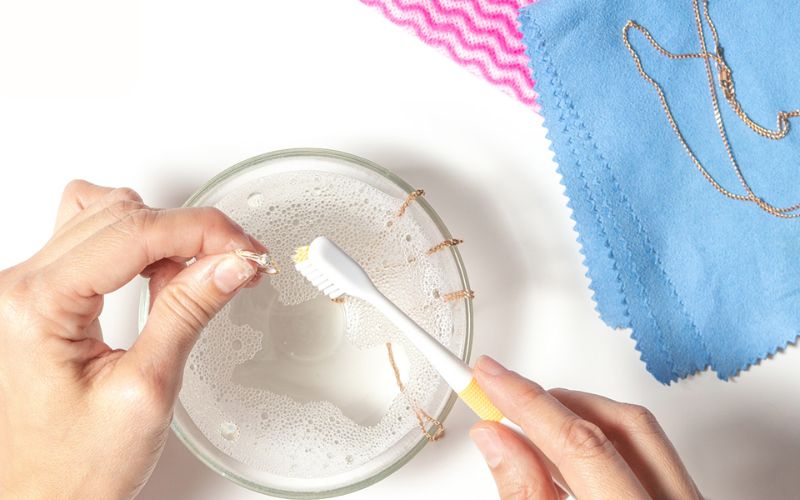 Vệ sinh nhẫn thường xuyên giúp loại bỏ bụi bẩn và các chất gây kích ứng da.