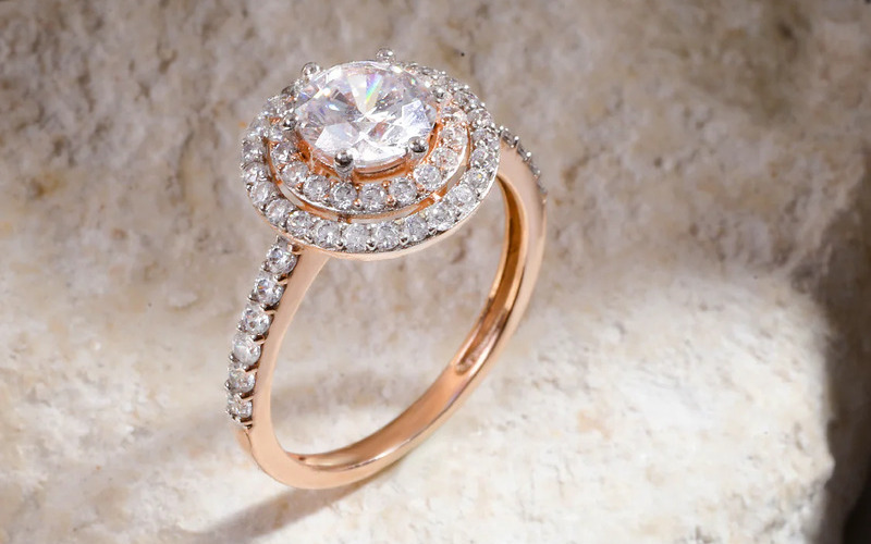 Vẻ đẹp vượt thời gian của nhẫn Halo với viên chủ nổi bật giữa vòng hào quang.