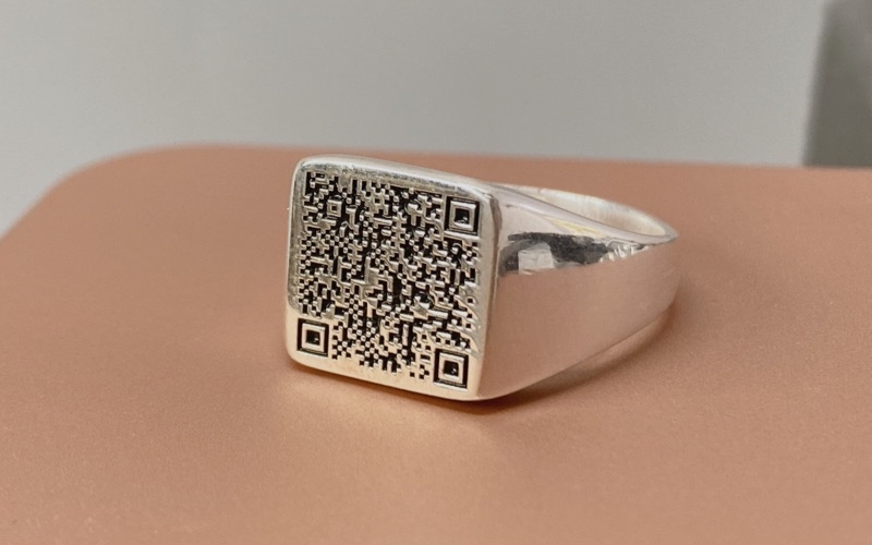 Nhẫn được thợ kim hoàn chạm khắc thủ công