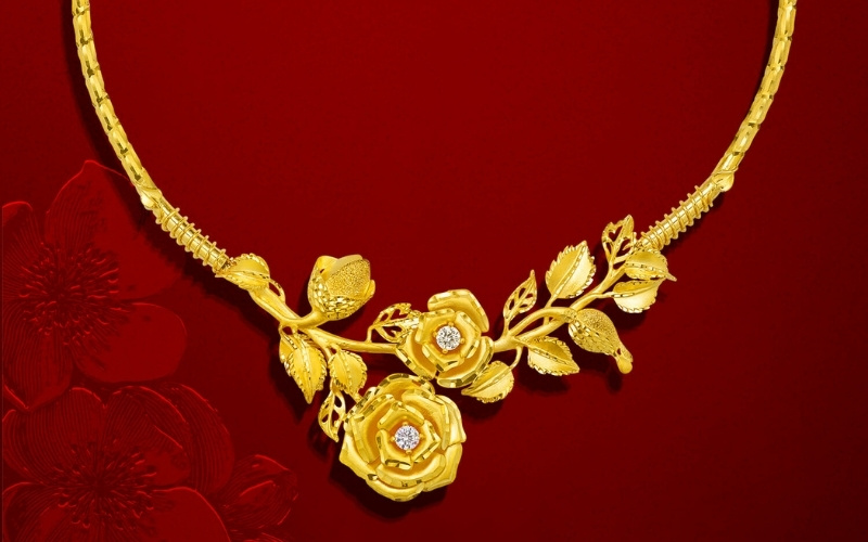 Mẫu kiềng họa tiết giúp làm mềm các đường nét góc cạnh trên khuôn mặt