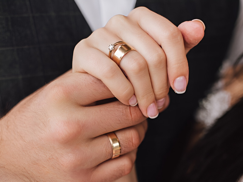 Đeo nhẫn cưới ở ngón áp út được tin là mang lại may mắn trong tình cảm