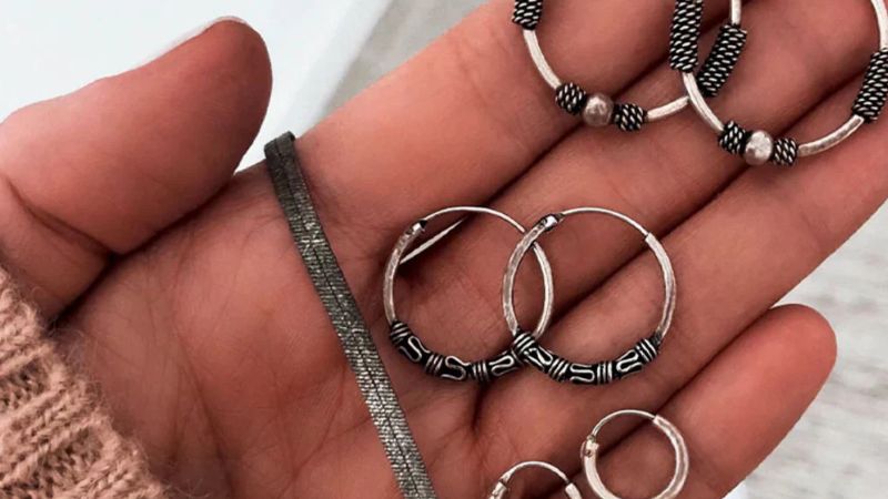 Nhẫn bạc khi tiếp xúc với các hợp chất của lưu huỳnh có trong không khí, mồ hôi sẽ tạo thành bạc sunfua (Ag2S) có màu đen