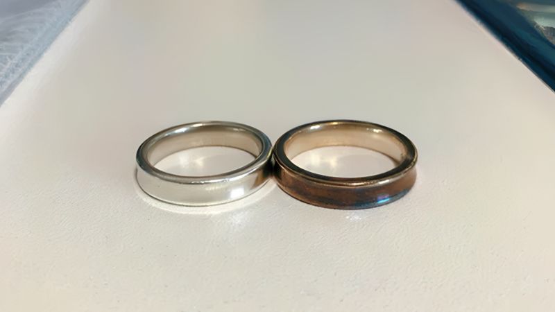 Bạc nguyên chất (99,9% bạc) thường mềm và dễ bị xỉn màu hơn so với bạc hợp kim