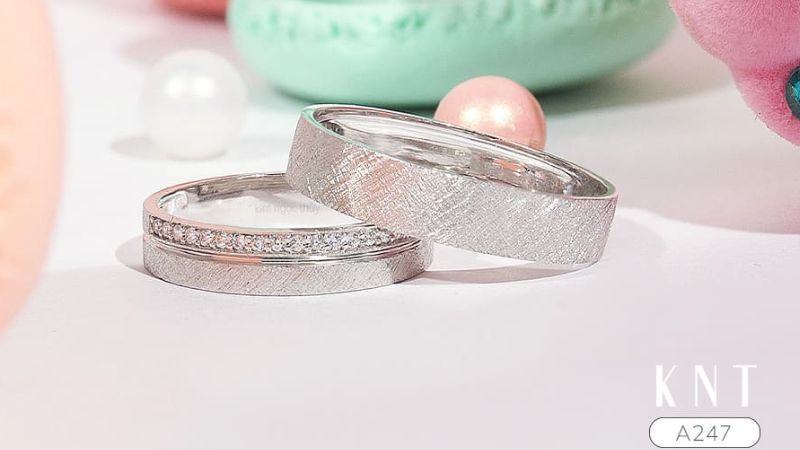 Axit citric có trong chanh sẽ giúp hòa tan lớp bạc sunfua xỉn màu, trả lại vẻ sáng bóng cho nhẫn