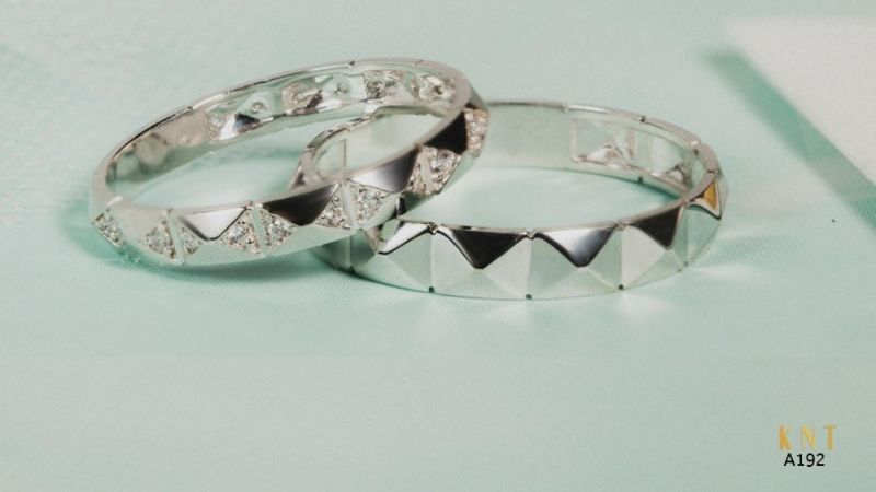 Sử dụng vật dụng quen thuộc như kem đánh răng, phèn chua, oxy già cũng giúp làm sáng nhẫn bạc