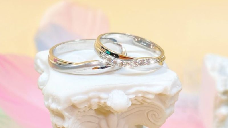 Để giữ cho nhẫn bạc luôn lấp lánh như mới cần vệ sinh định kỳ, bảo quản đúng cách và không đeo nhẫn 24/7