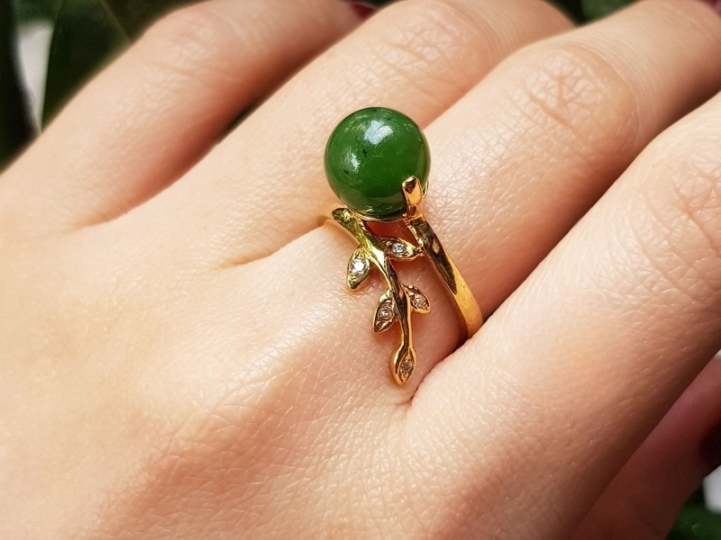 Xanh lá cây là màu tương sinh, mang lại năng lượng tích cực cho mệnh Hỏa.