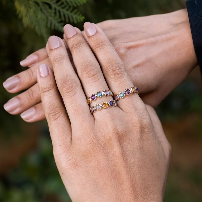 Nhẫn Eternity với đá quý màu thể hiện phong cách riêng