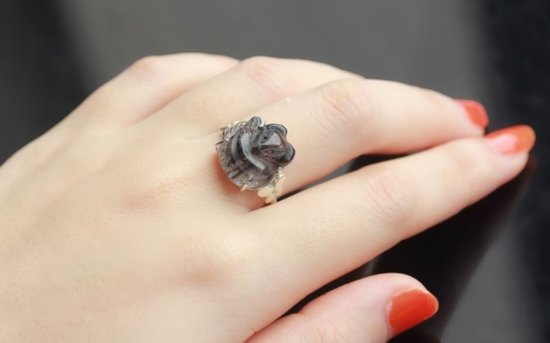 việc đeo nhẫn hồ ly quay ra (hướng mặt hồ ly ra ngoài) được cho là cách tốt nhất để thu hút năng lượng tích cực