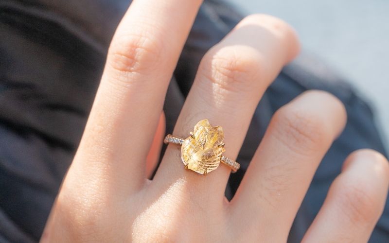 Để thu hút tài lộc, các bạn có thể cân nhắc đeo nhẫn hồ ly ở ngón cái hoặc ngón giữa