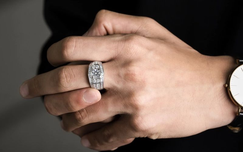 Trong phong thuỷ, nam đeo nhẫn ngón giữa giúp cân bằng cuộc sống, mang lại may mắn và tài lộc