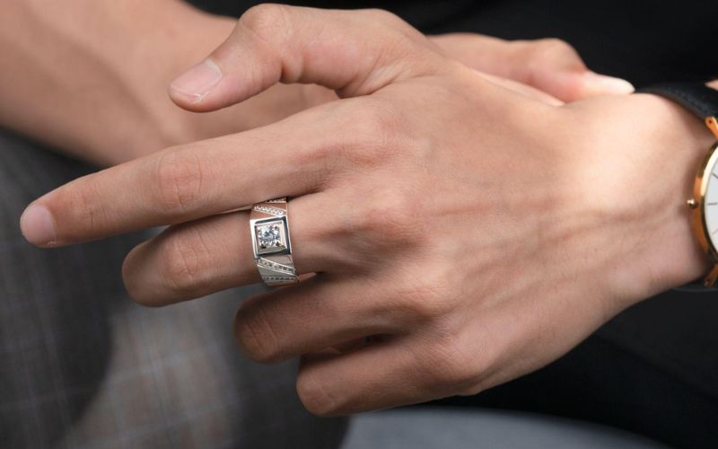 Nhẫn mặt đá phù hợp với những người thích sự nổi bật, muốn tạo điểm nhấn cho phong cách