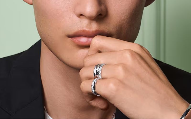 Bạn hoàn toàn có thể đeo nhiều nhẫn lên cùng một ngón tay