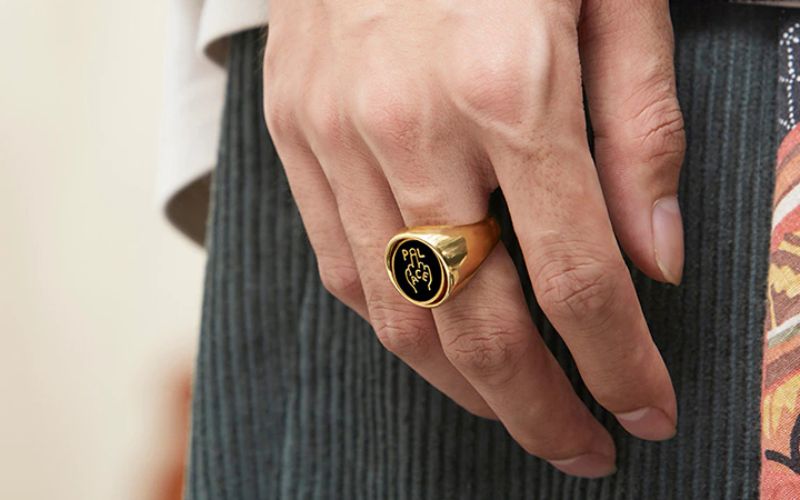 Nhẫn vàng thể hiện sự sang trọng, quý phái, có giá trị, toát lên sự thành đạt