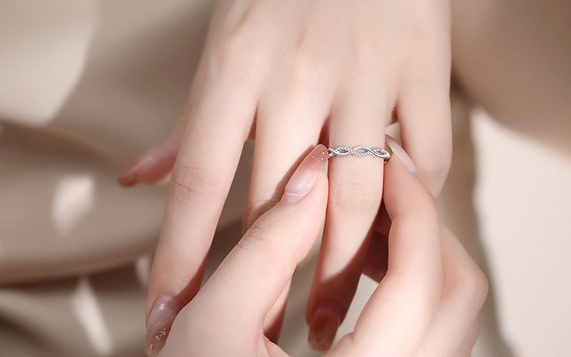 Nữ giới mệnh kim có thể đeo nhẫn phong thuỷ ở ngón trỏ hoặc ngón áp út