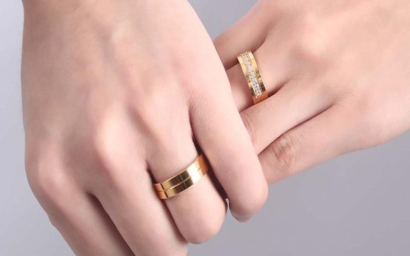 Nam giới mệnh kim có thể đeo nhẫn ở ngón áp út