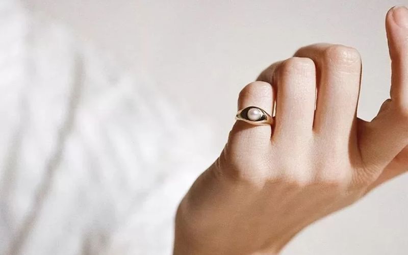 Đeo nhẫn ngón út thể hiện sự thông minh, sáng tạo và khả năng giao tiếp tốt
