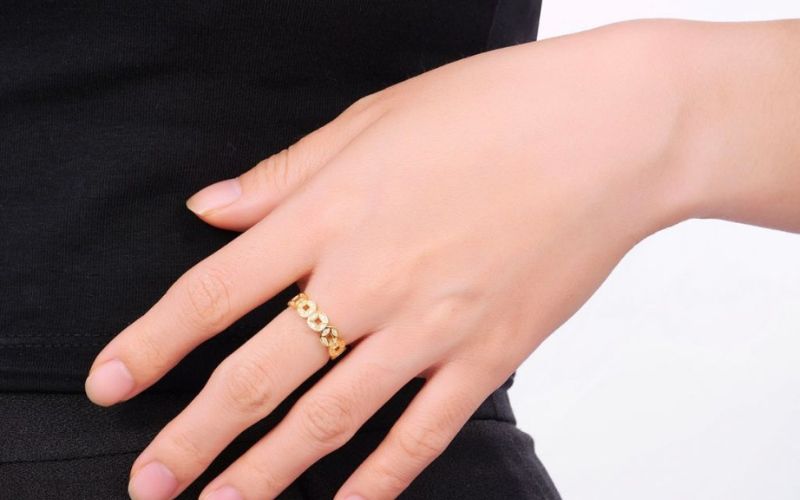 Màu vàng, đặc biệt là vàng kim loại, tượng trưng cho sự giàu có, thịnh vượng và quyền lực