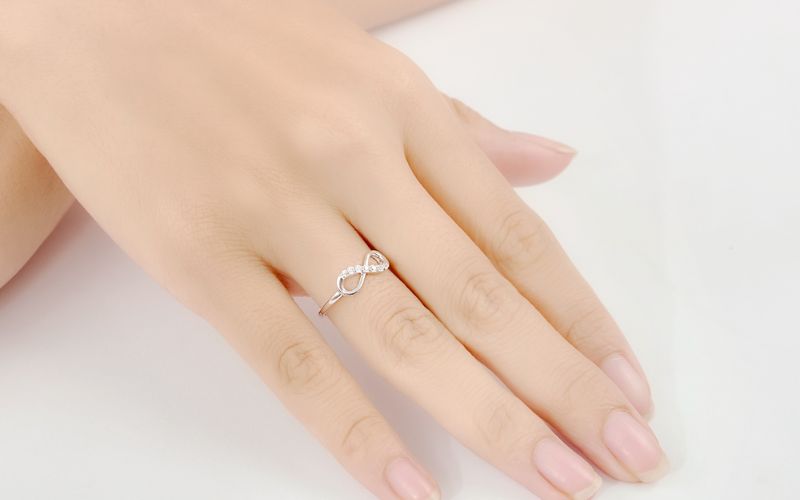 Nữ mệnh mộc đeo nhẫn ngón áp út mang lại sự bình yên và ấm áp cho gia đình 