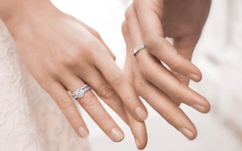 Theo quan niệm xưa, nam giới nên đeo nhẫn ở tay trái, còn nữ giới nên đeo ở tay phải