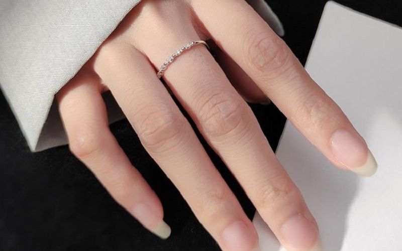 Nhẫn trơn có thiết kế đơn giản, không gây vướng víu nên rất thích hợp để đeo hàng ngày