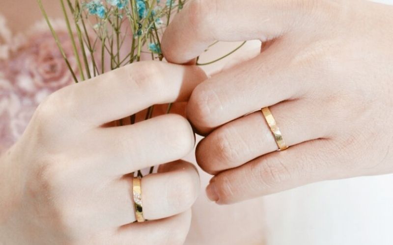 Nếu bạn yêu thích sự đơn giản, tinh tế, hãy chọn nhẫn trơn basic, không có họa tiết cầu kỳ