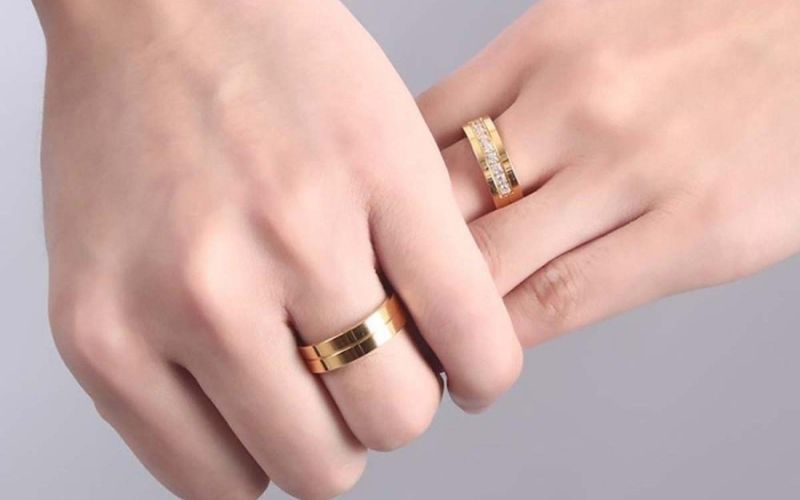 Trong tình yêu và hôn nhân, nhẫn trơn là biểu tượng của sự gắn kết bền chặt, vĩnh cửu và tình yêu chân thành