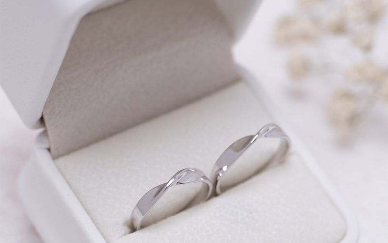 Bảo quản nhẫn trong hộp riêng, tránh để chung với các loại trang sức khác