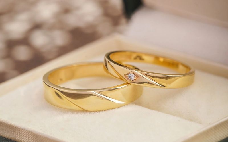 Mẫu nhẫn trơn nam và nữ với thiết kế có khắc họa tiết.