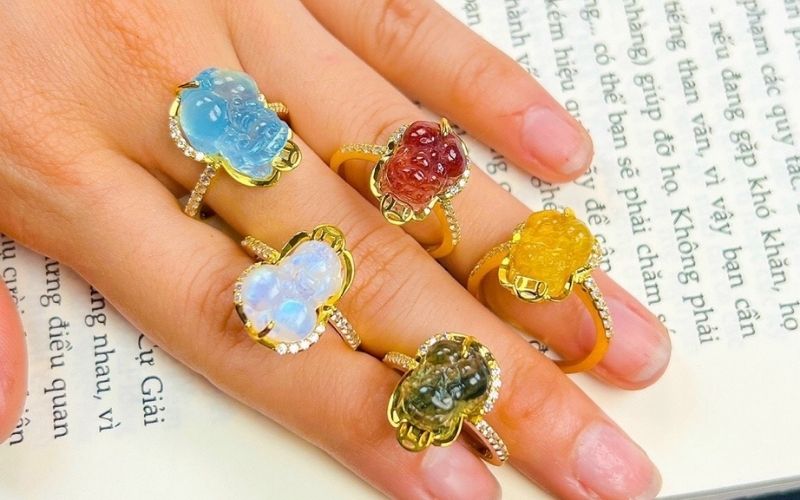 Nếu bạn là người mệnh Thổ, hãy chọn những chiếc nhẫn Tỳ Hưu có màu sắc thuộc hành Thổ (vàng, nâu đất)