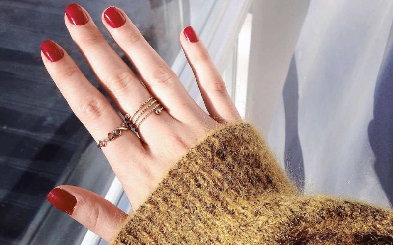 Nếu bạn theo đuổi phong cách tối giản, hãy chọn những chiếc nhẫn có thiết kế trơn, không họa tiết