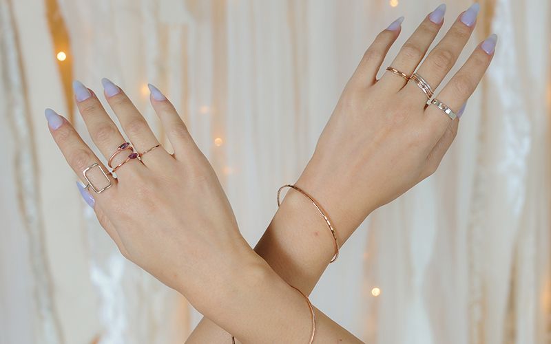 Để giữ cho những chiếc nhẫn vàng và bạc luôn sáng đẹp như mới, bạn cần thường xuyên vệ sinh nhẫn