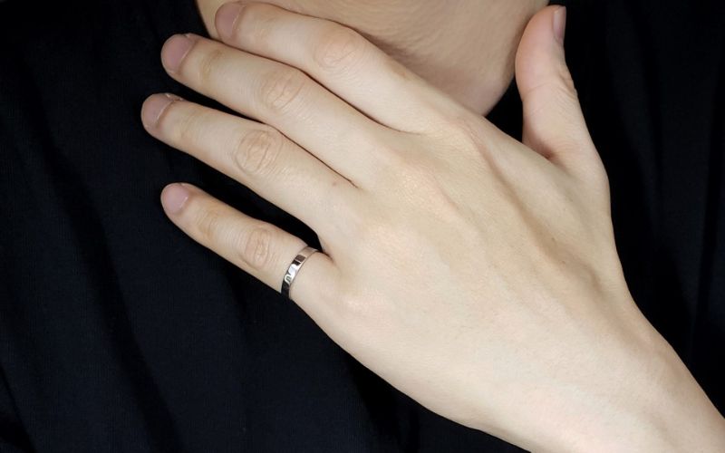 Chọn vàng hoặc bạch kim – chất liệu hoàn hảo cho nhẫn vector.