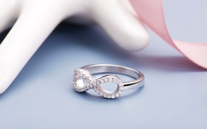 Nhẫn vô cực được xem là vật phẩm mang lại may mắn, tài lộc và sự cân bằng cho người đeo