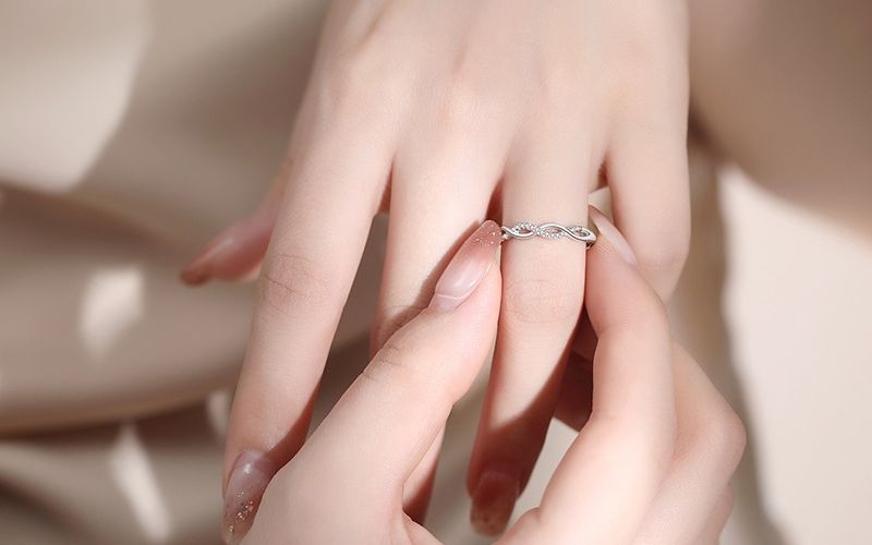 Với mức chi phí từ 5-10 triệu, bạn có thể chọn nhẫn vàng 14K, 18K trơn hoặc đính đá nhỏ, hoặc nhẫn bạc đính đá quý